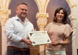 Jose Antonio Martinez, de Fort Bravo, recibe el premio de turismo rural de manos de Ana Rivas