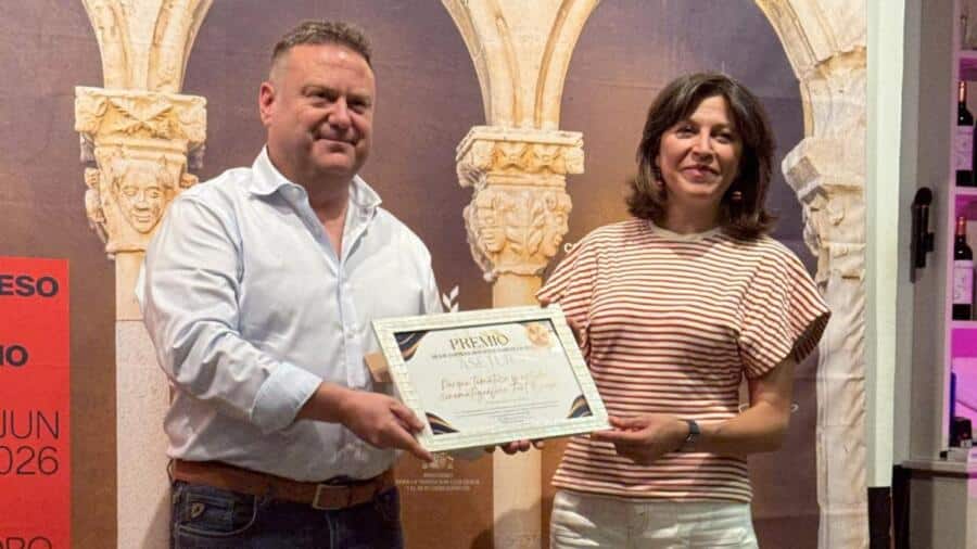 El poblado del Oeste de Fort Bravo se cuelga una medalla nacional como referente del turismo rural 1 Jose Antonio Martinez, de Fort Bravo, recibe el premio de turismo rural de manos de Ana Rivas