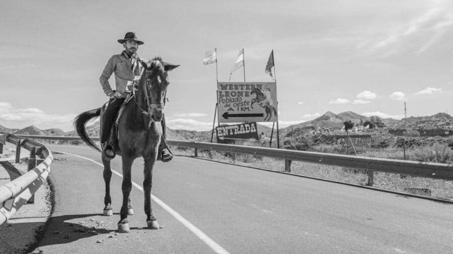 Un fotógrafo almeriense retrata veinte años de vida cotidiana entre pistoleros y decorados en Tabernas 1 Fotolibro sobre el western de Tabernas: Clic Clic Bang Bang, de Chema Artero