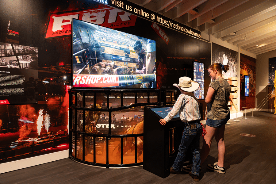 El Salón de la Fama de la PBR estrena sede fija dentro del Museo Nacional del Cowboy 2 Joven visitante probando el interactivo del Salón de la Fama de la PBR