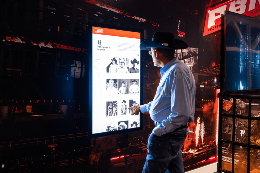 El Salón de la Fama de la PBR estrena sede fija dentro del Museo Nacional del Cowboy 3 Sean Gleason revisando el Salón de la Fama de la PBR