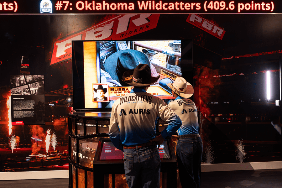 El Salón de la Fama de la PBR estrena sede fija dentro del Museo Nacional del Cowboy 4 Jinetes probando el interactivo central del Salon de la Fama de la PBR
