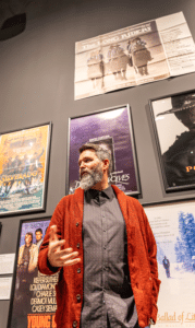 Un cowboy de neón de seis metros abre en Arizona la mayor exposición sobre el western de Hollywood tras su edad dorada 2 Retrato de Andrew Patrick Nelson, comisario de la exposicion Still in the Saddle