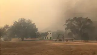 Paramount Ranch Western: el decorado de casi 100 años que renació del fuego 3 La capilla de Paramount Ranch western durante el incendio de Woolsey