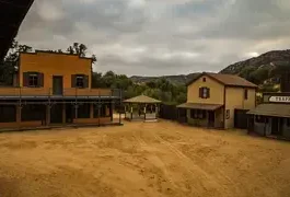 Paramount Ranch western town square antes del incendio