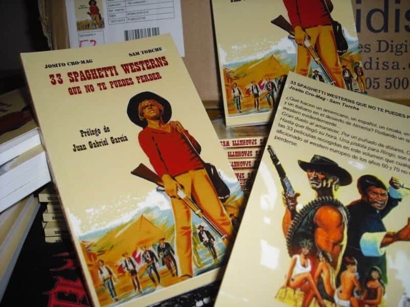 Ejemplares del libro 33 Spaghetti Western junto a otras publicaciones sobre eurowestern