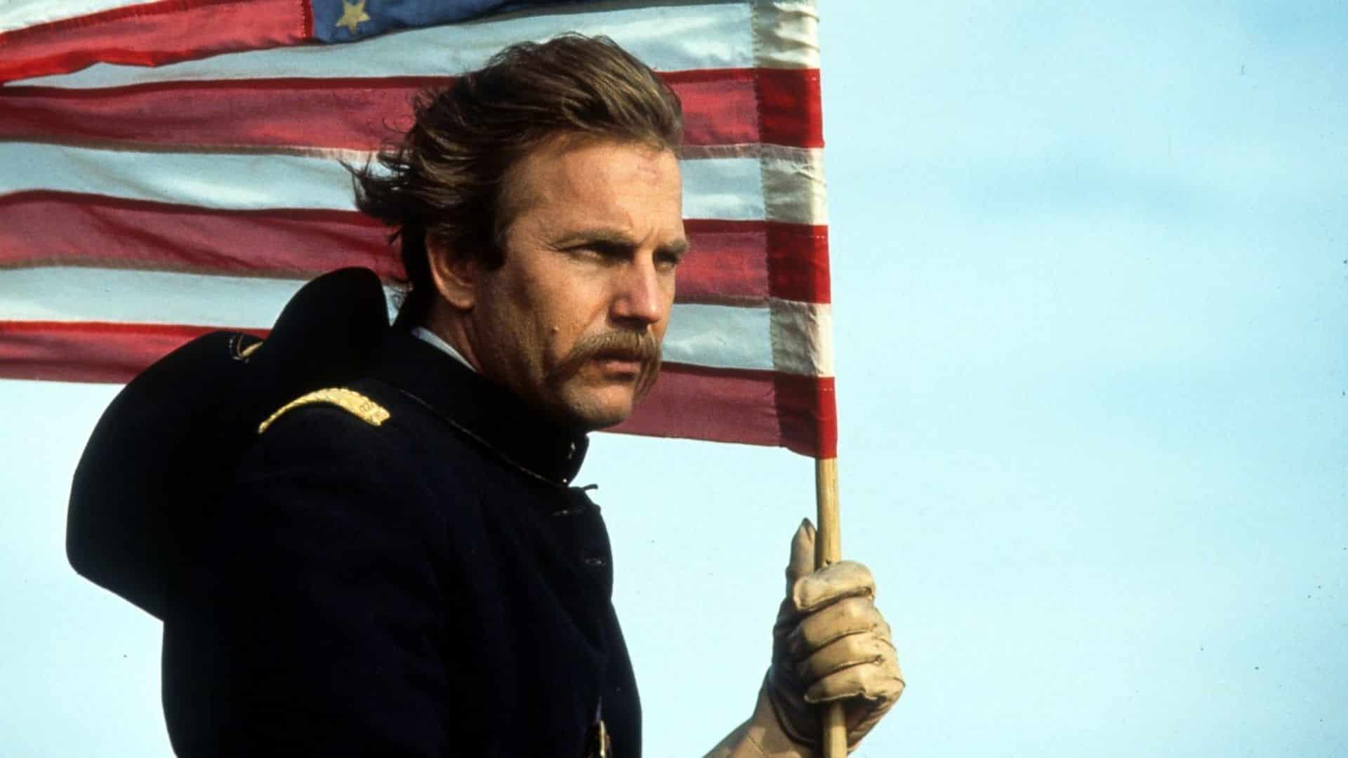 Bailando con Lobos: la versión del director recupera 30 minutos y estrena restaurada en Locarno 1 Kevin Costner sostiene una bandera en una escena de Bailando con Lobos