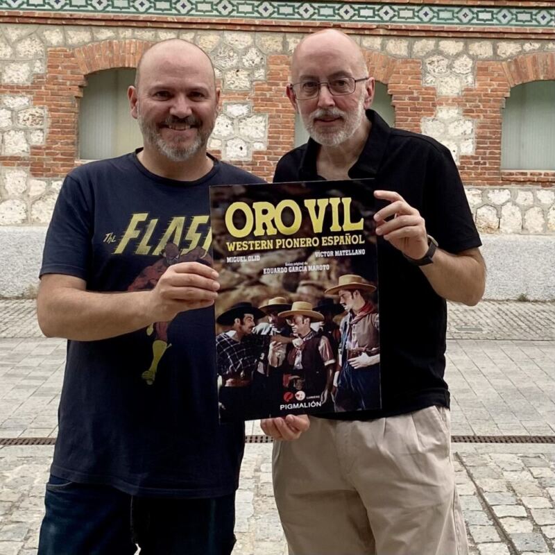 Víctor Matellano y Miguel Olid, autores de Oro vil western pionero español, con la portada del libro