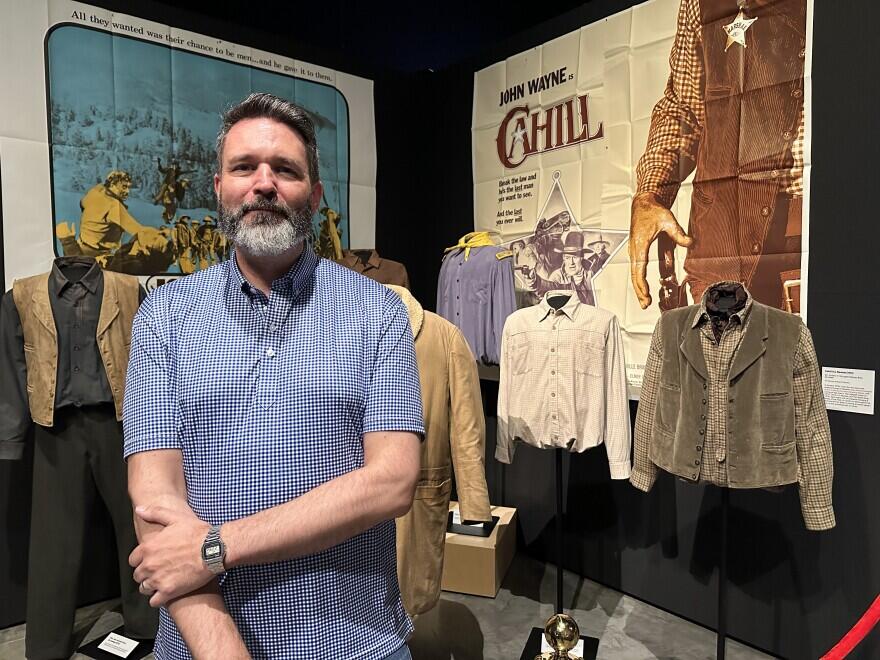 Un cowboy de neón de seis metros abre en Arizona la mayor exposición sobre el western de Hollywood tras su edad dorada 1 Andrew Patrick Nelson, conservador jefe de Western Spirit Museum en Scottsdale
