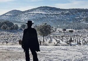 Sad Hill cumple 60 años: qué hace realmente la Asociación Cultural Sad Hill (y qué es cosa de la Asociación Carlo Simi) 4 Silueta de Clint Eastwood en el cementerio de Sad Hill, Burgos